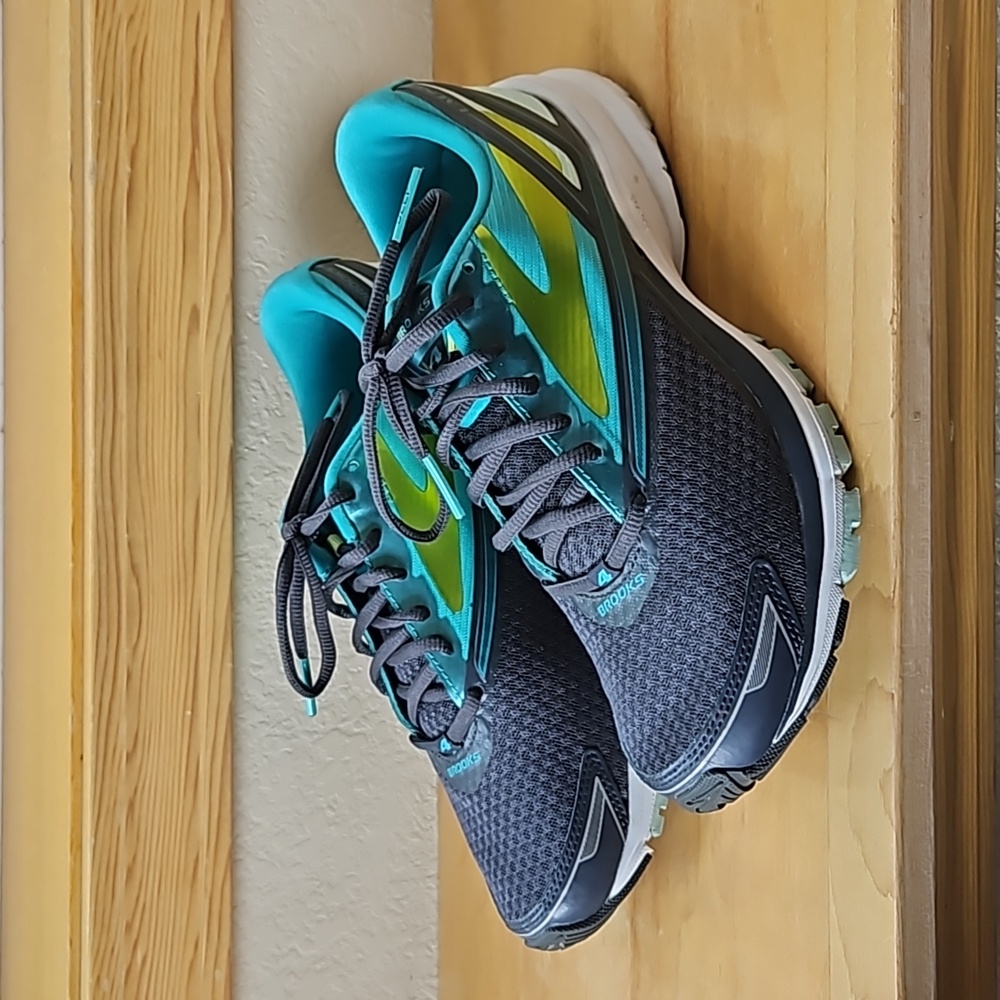 Like new - Women's Brooks Launch 4 Tennis Shoes